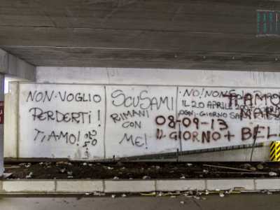 Alcune dichiarazioni d'amore sui muri del parcheggio